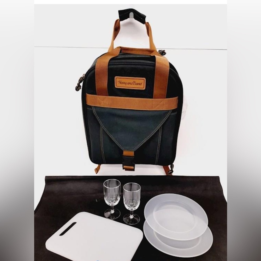 Harry and David Picnic Basket Backpack Wine Glass Plate Set Service for 2